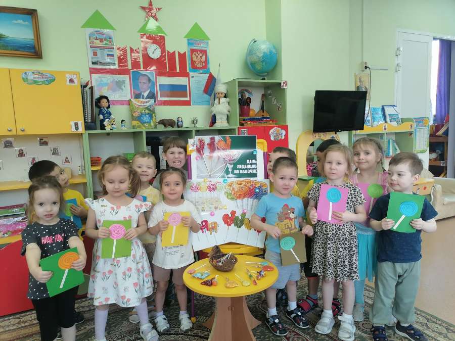 День леденца на палочке