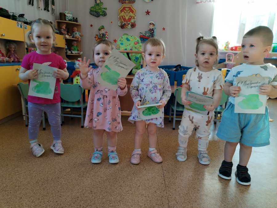 Малыши поздравляют пап