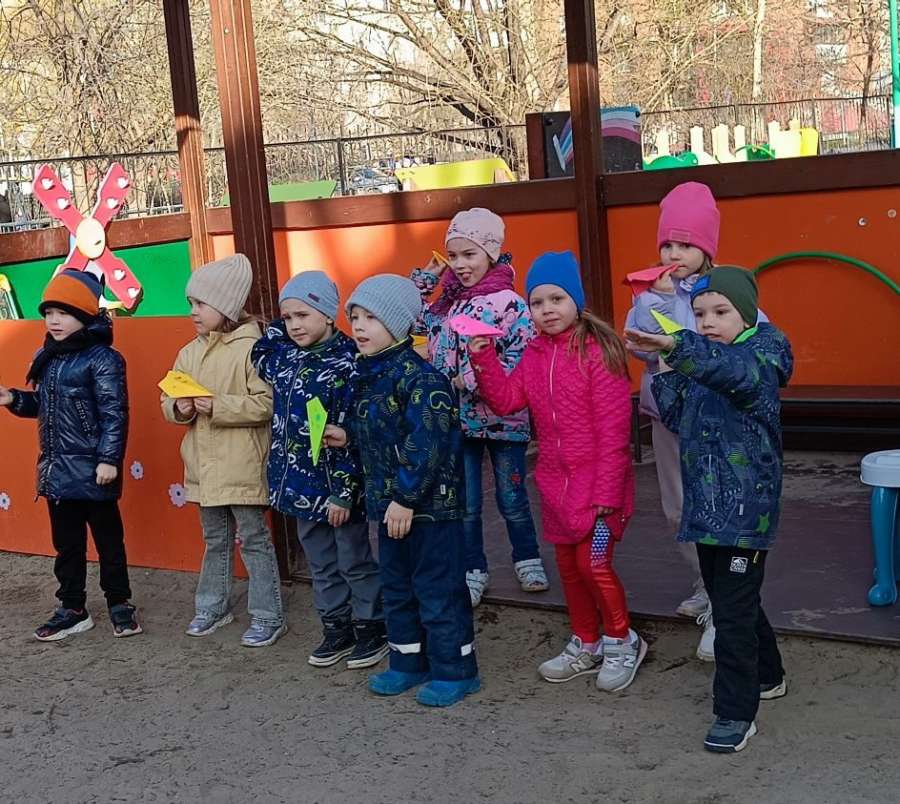 День бумажных самолётиков
