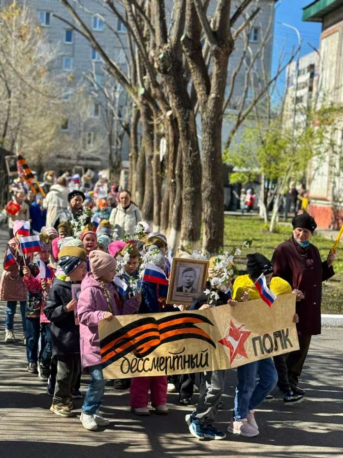 Светлая память в детских ладошках