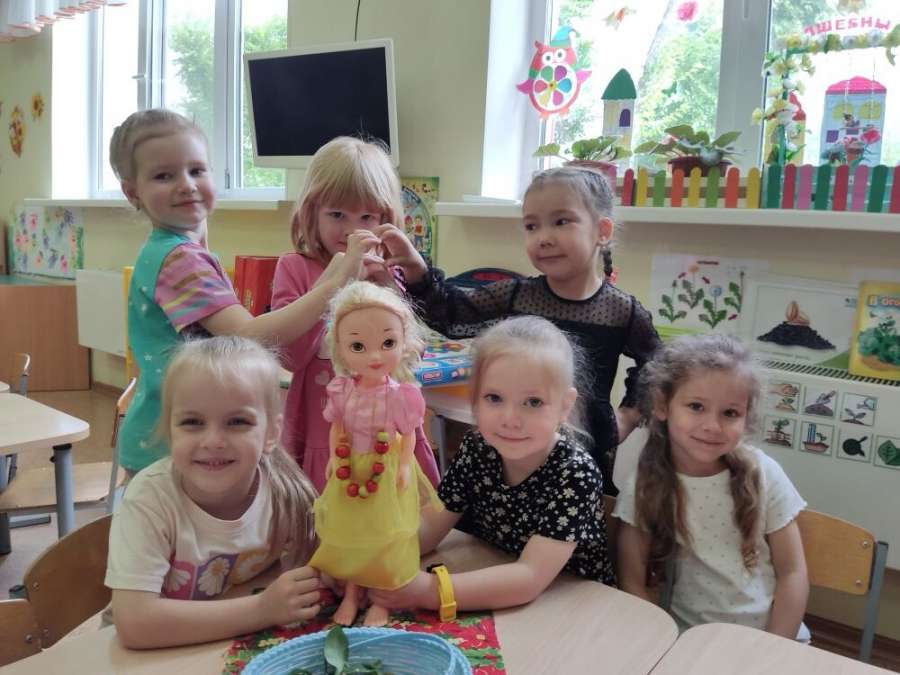 Ах, какие бусы куколке достались!         