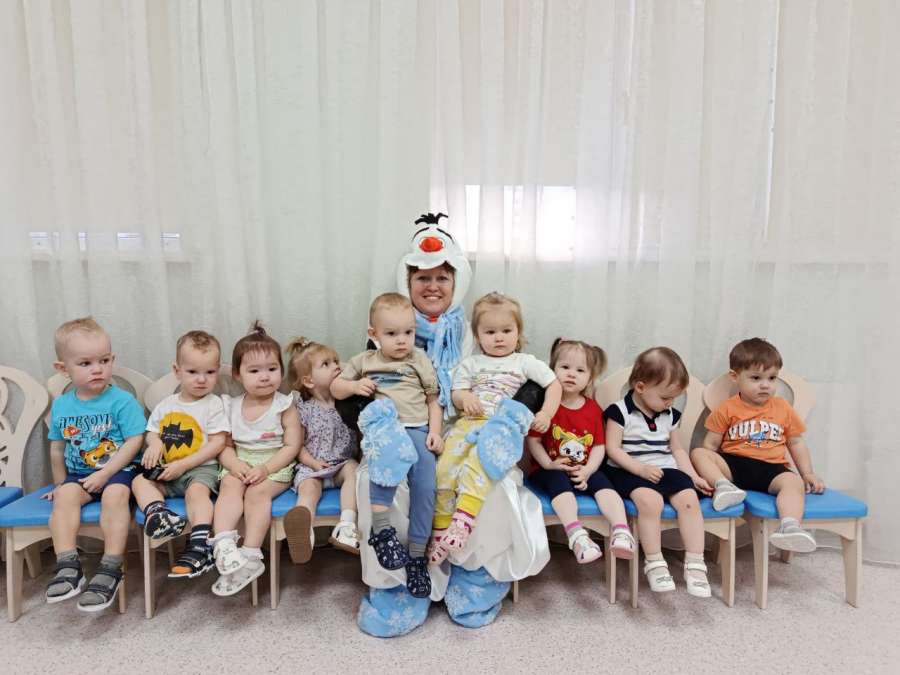 Нос — морковка, уголь — глазки, Снеговик из детской сказки!