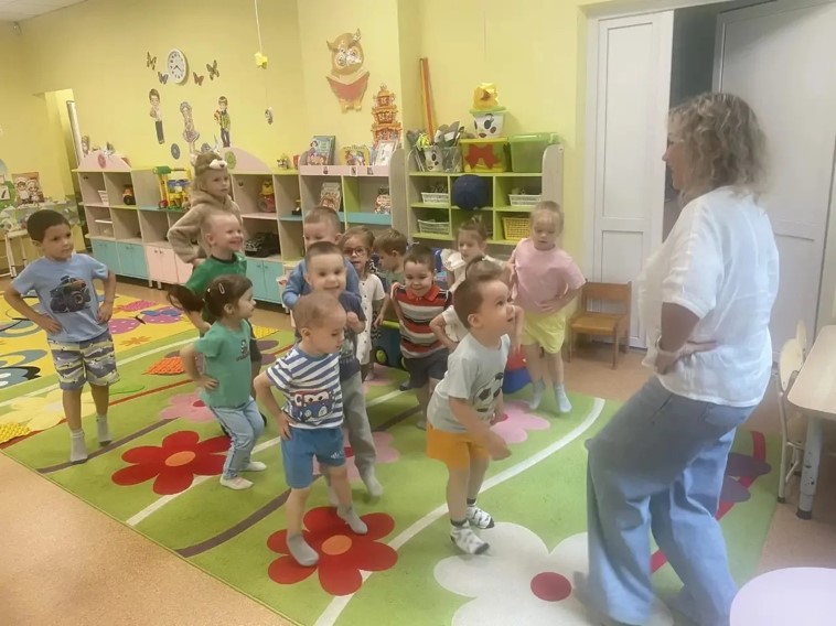 "Ты, Мишутка, не ленись! На зарядку становись!"