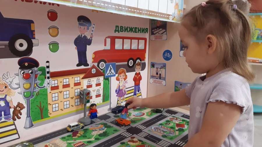 Юные пешеходы на площадке