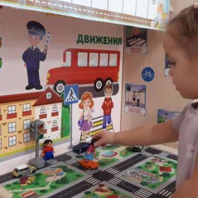 Юные пешеходы на площадке